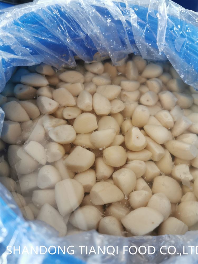 White peeled GARLIC IN BRINE IN DRUMS (2)