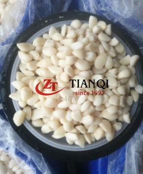 فصوص ثوم مقشرة طازجة في برميل ملحي